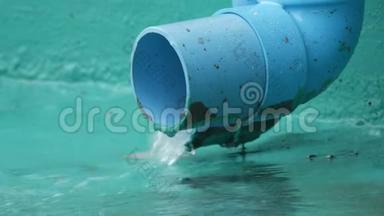 大的蓝色雨水管，雨水沿着它排水。 热带降雨